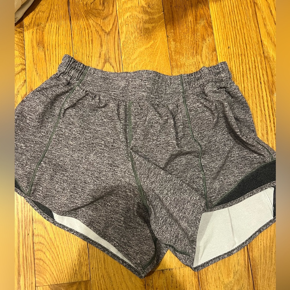 Gray Lululemon Hotty Hot Shorts LR / 4”